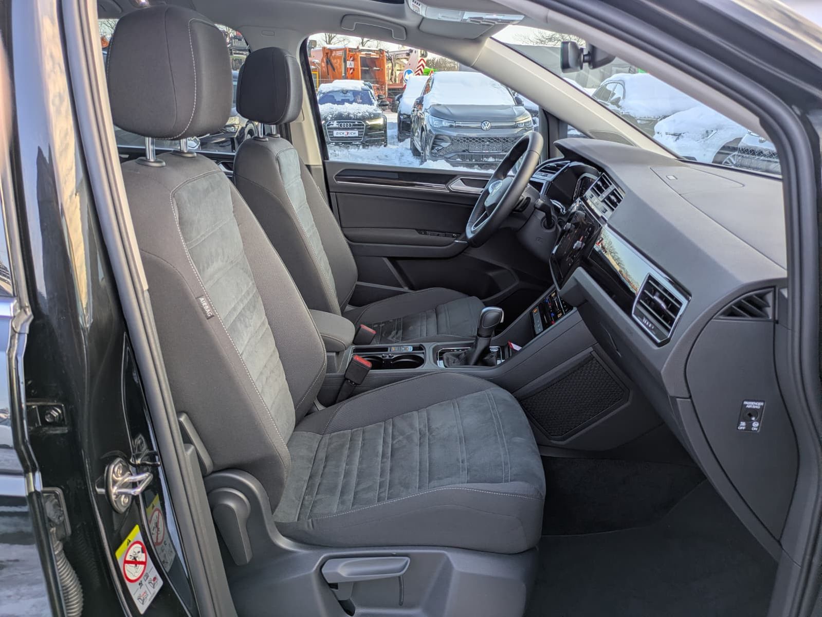 Fahrzeugabbildung Volkswagen Touran 2.0 DSG R-Line High. Pano 7-Si IQ.Dri AHK