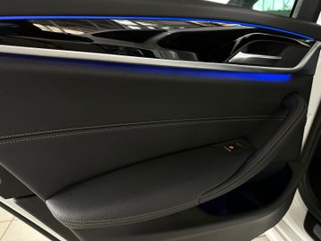 Fahrzeugabbildung BMW 520d Sport Line AHK Navi Kamera DriveAssist LED