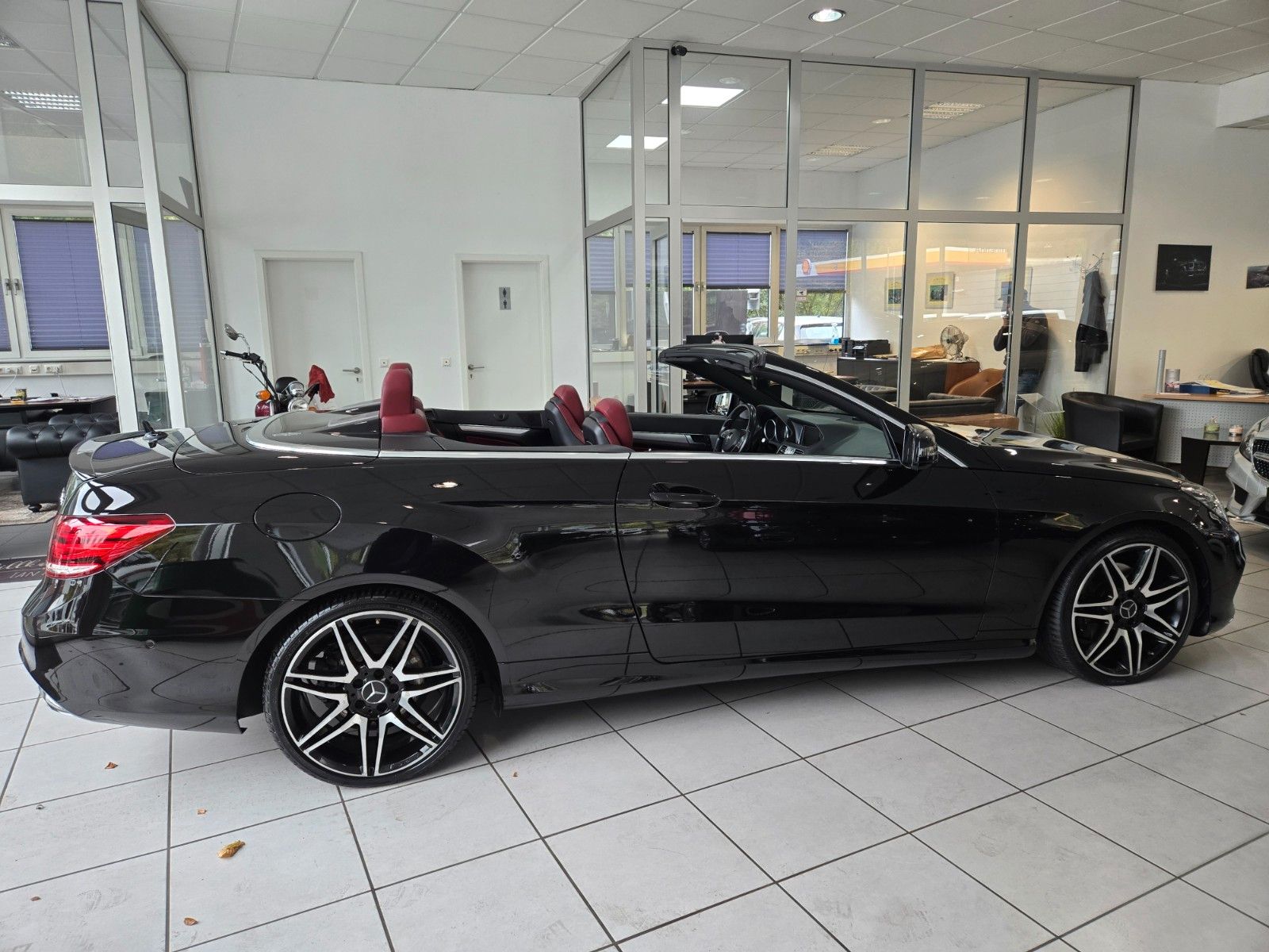Fahrzeugabbildung Mercedes-Benz E 220 BlueEfficiency* AMG LINE * SCHWARZ / ROT *