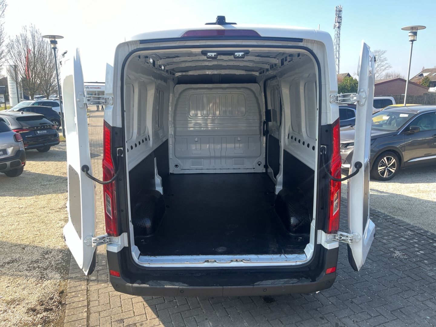 Fahrzeugabbildung Maxus Deliver9 2.0 Diesel Panel Van L3H2 FWD Base inkl
