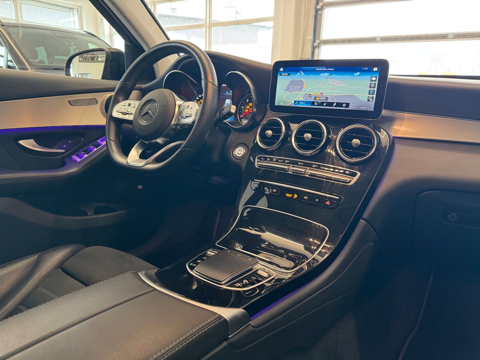 Fahrzeugabbildung Mercedes-Benz GLC 220d 4M+AMG+Pano+Distr+Night+RKamera