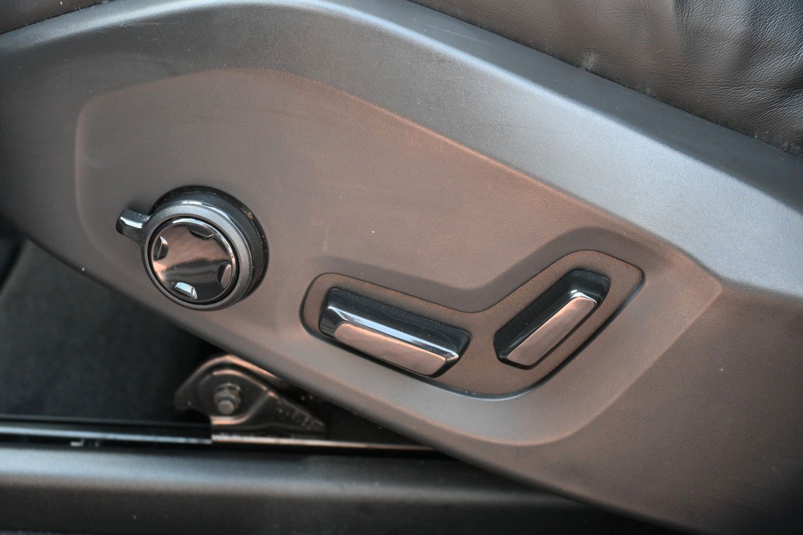 Fahrzeugabbildung Volvo XC60 B4 Plus Dark *360°*H/K*NAV*PANO*ACC*STDHZG*