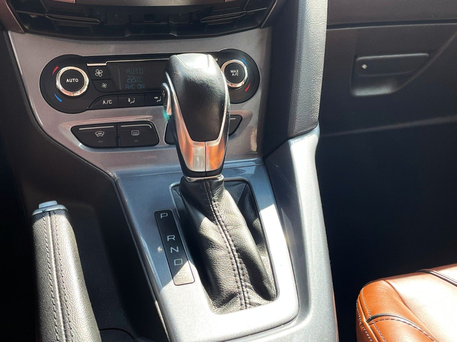 Fahrzeugabbildung Ford FOCUS TITANIUM 2.0 AUT. LEDER NAVI XENON AHK "18