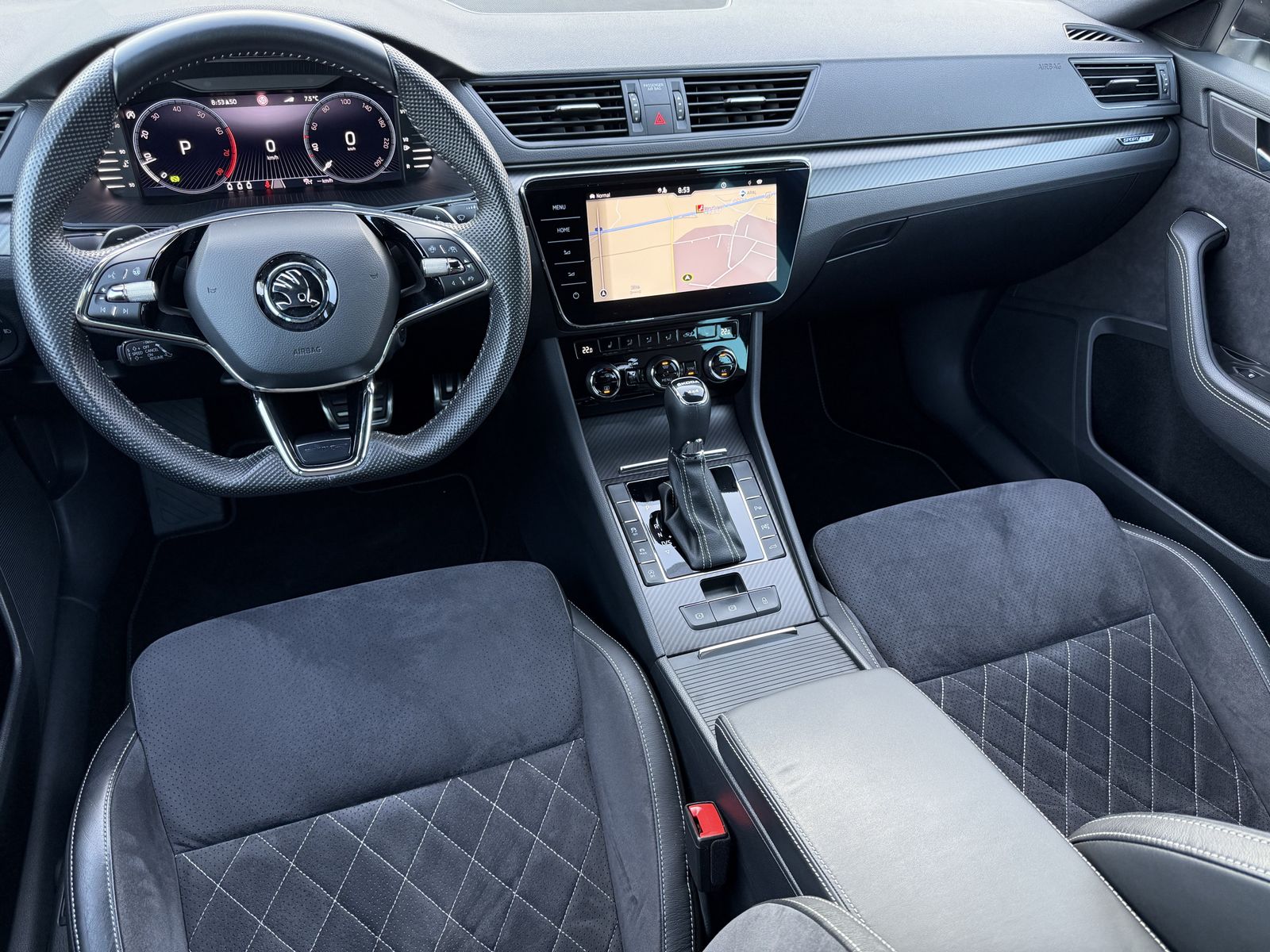 Fahrzeugabbildung SKODA Superb Combi Sportline 4x4 NAV+LED+AHK+360°+19ZO