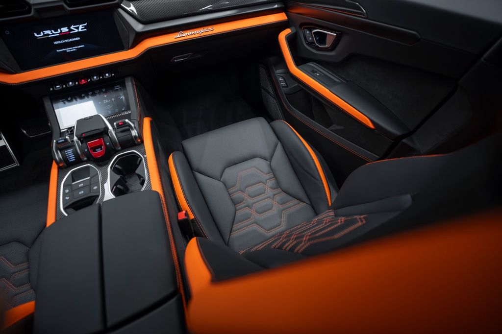 Urus 4.0 V8 SE GREY/ORANGE PANO B&O CARBON - Bild 28