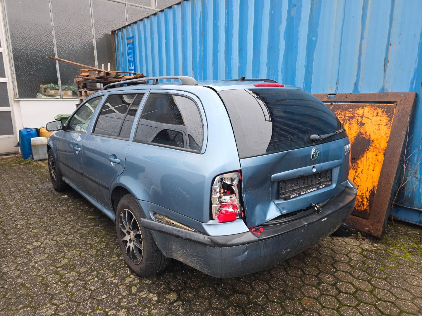 Skoda Octavia 2008 — rear view
