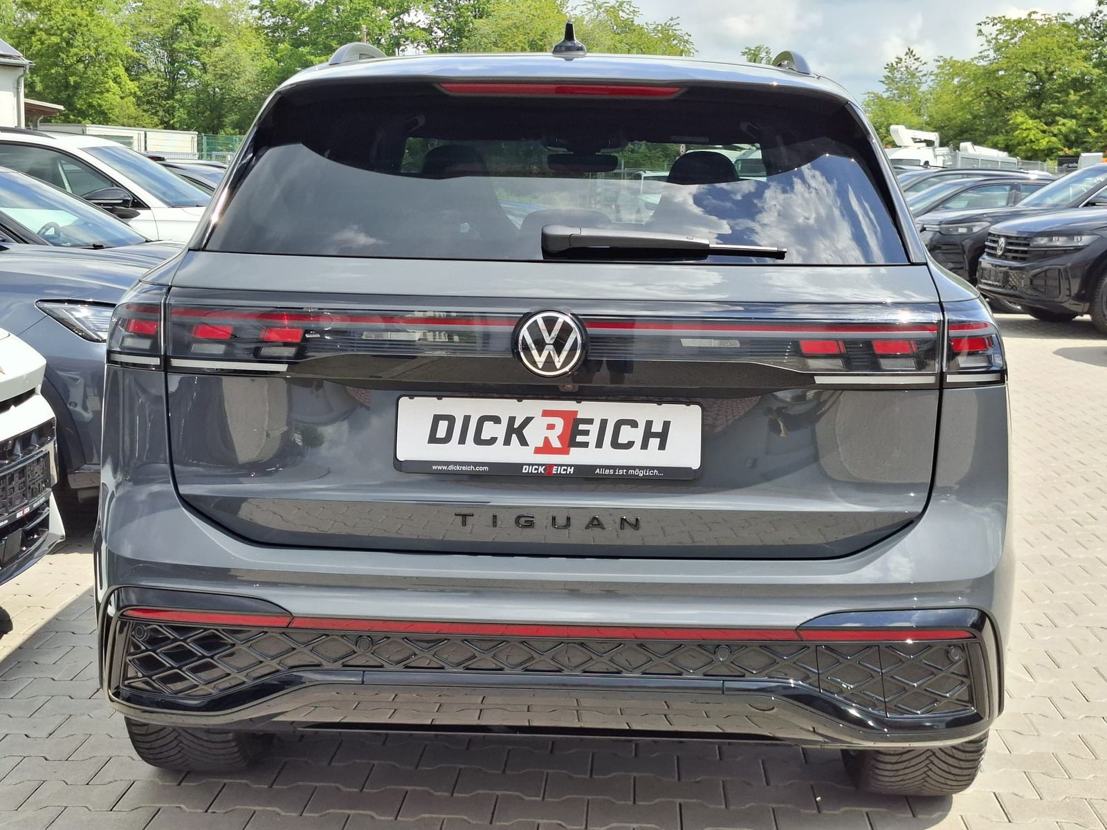 Fahrzeugabbildung Volkswagen Tiguan 2.0 TDI 4M R-Line BLACK*PAN*HK*AHK*MATRIX