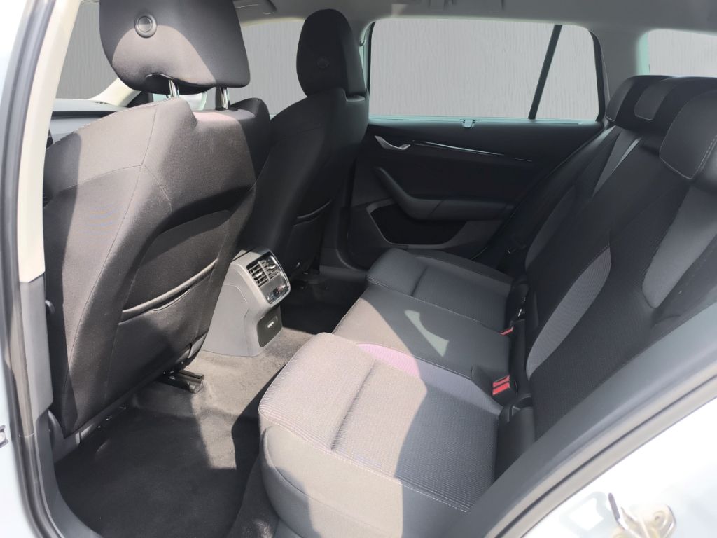 Skoda Octavia Combi TDI DSG Selection SHZ LHZ PDC RKam foto 7