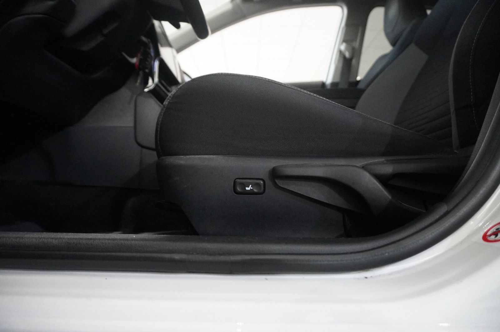 Fahrzeugabbildung Toyota Auris 1.2 LIM. DESIGN EDITION NAVI/LED/KAMERA/SH