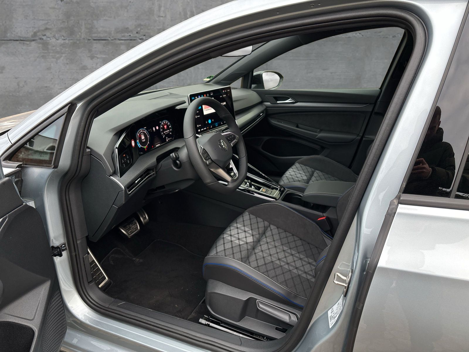 Fahrzeugabbildung Volkswagen Golf  2.0 TDI R-Line DSG AppConnect Standheizung