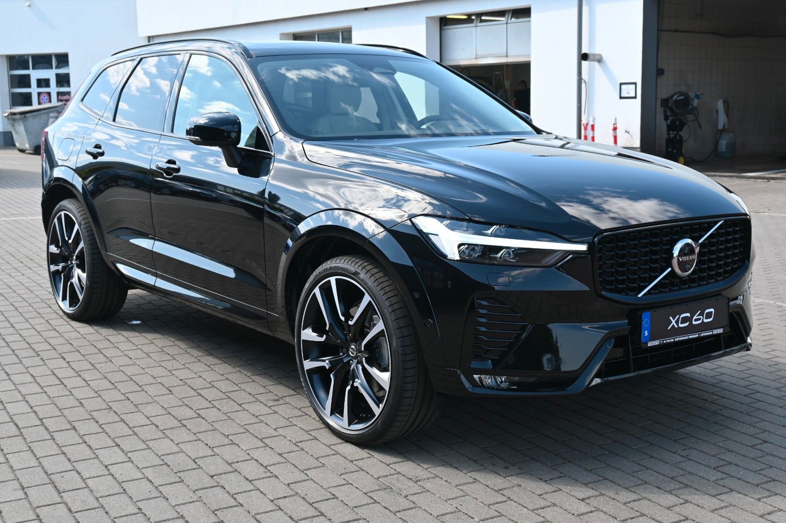 Fahrzeugabbildung Volvo XC60 B4 D AWD Ultimate Dark*STDHZG*360°*LUFT*AHK