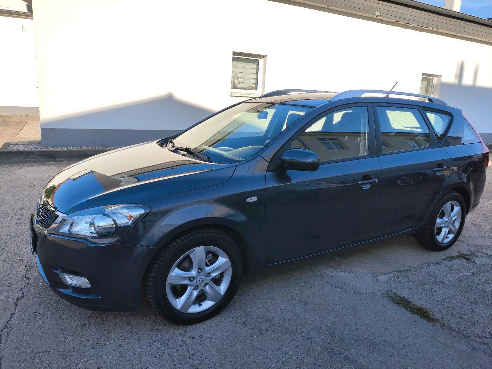 Kia cee'd 2011 — rear view