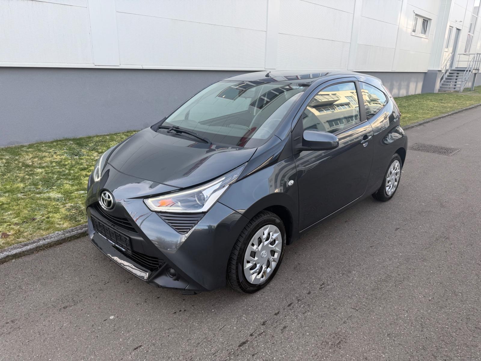 Toyota Aygo AYGO  X-PLAY*AUTOMATIK*KLIMA*1-HAND*AHK*F1*