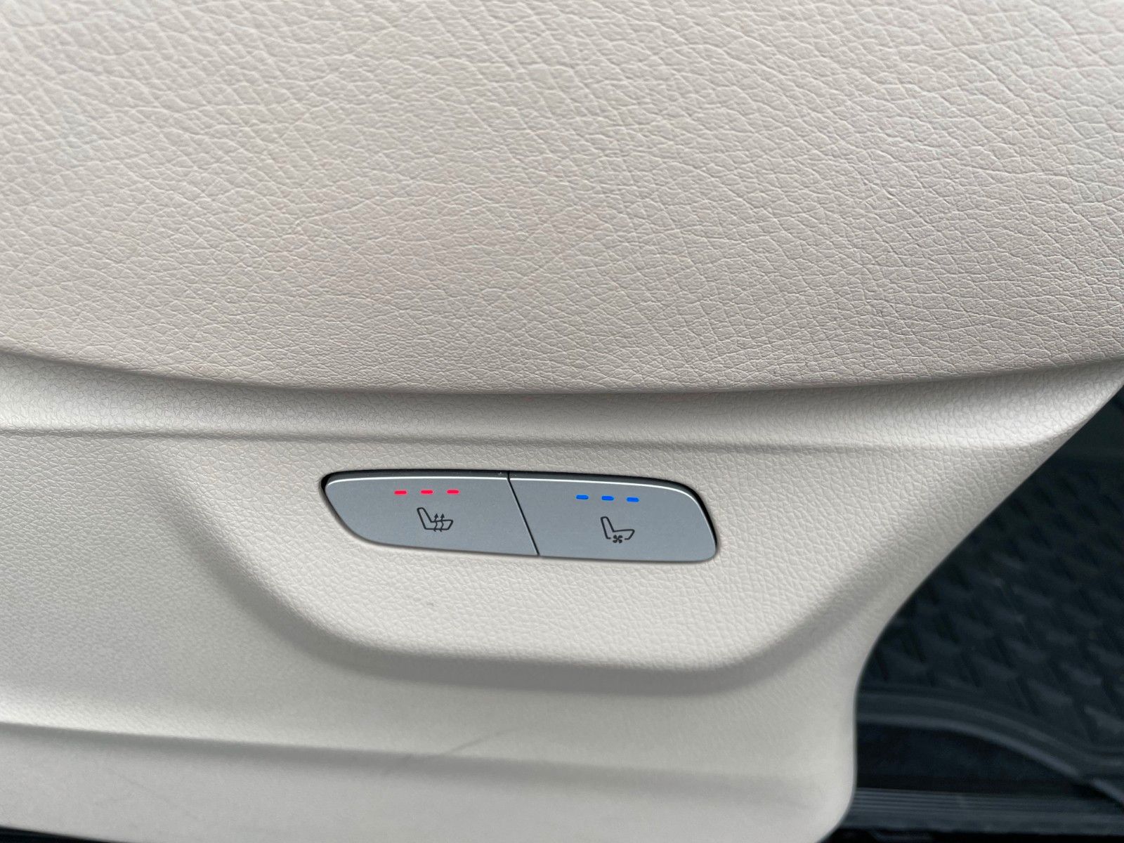 Fahrzeugabbildung Mercedes-Benz V 300 d AVA ED 4MATIC Sitzklima Burmester 6Sitze