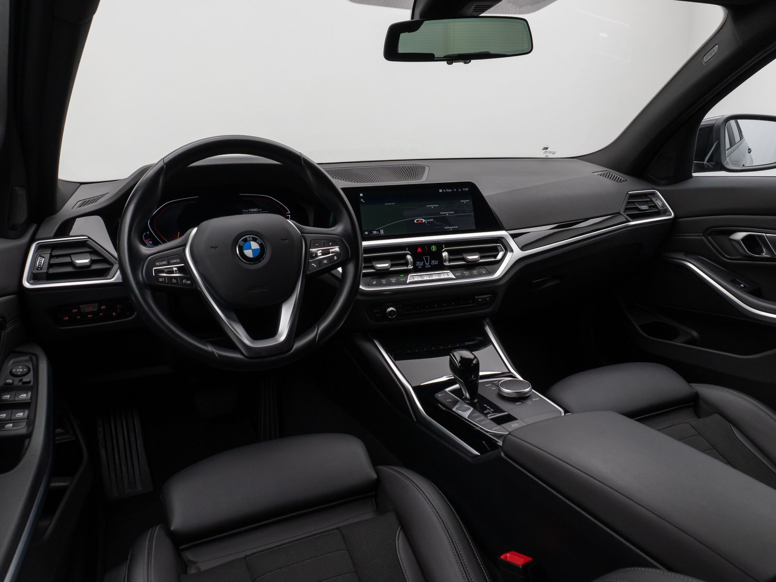 Fahrzeugabbildung BMW 320d  Kamera DAB HiFi DrivAssist Alarm LED Sport