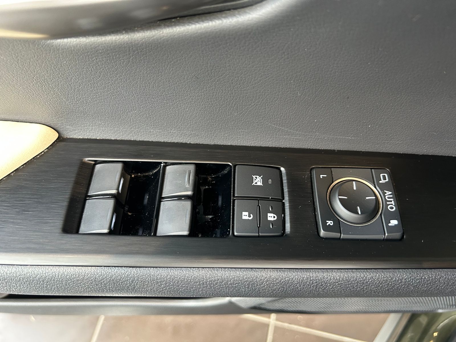 Fahrzeugabbildung Lexus UX 250 h Luxury PANO 360°