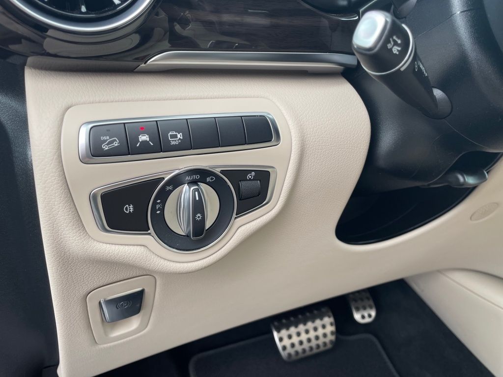 Fahrzeugabbildung Mercedes-Benz V 300 d Avantgarde extralang 4x4 Mittelkonsole,