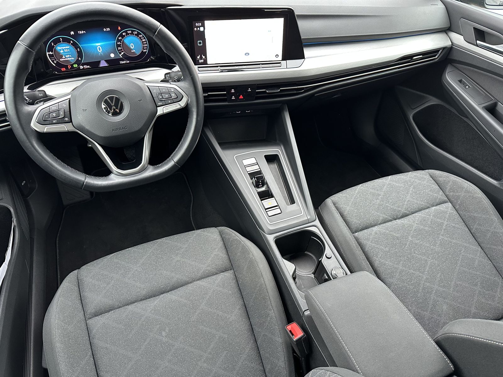 Fahrzeugabbildung Volkswagen Golf Variant 2.0 TDI DSG Life NAV+LED+KAM+17ZOLL