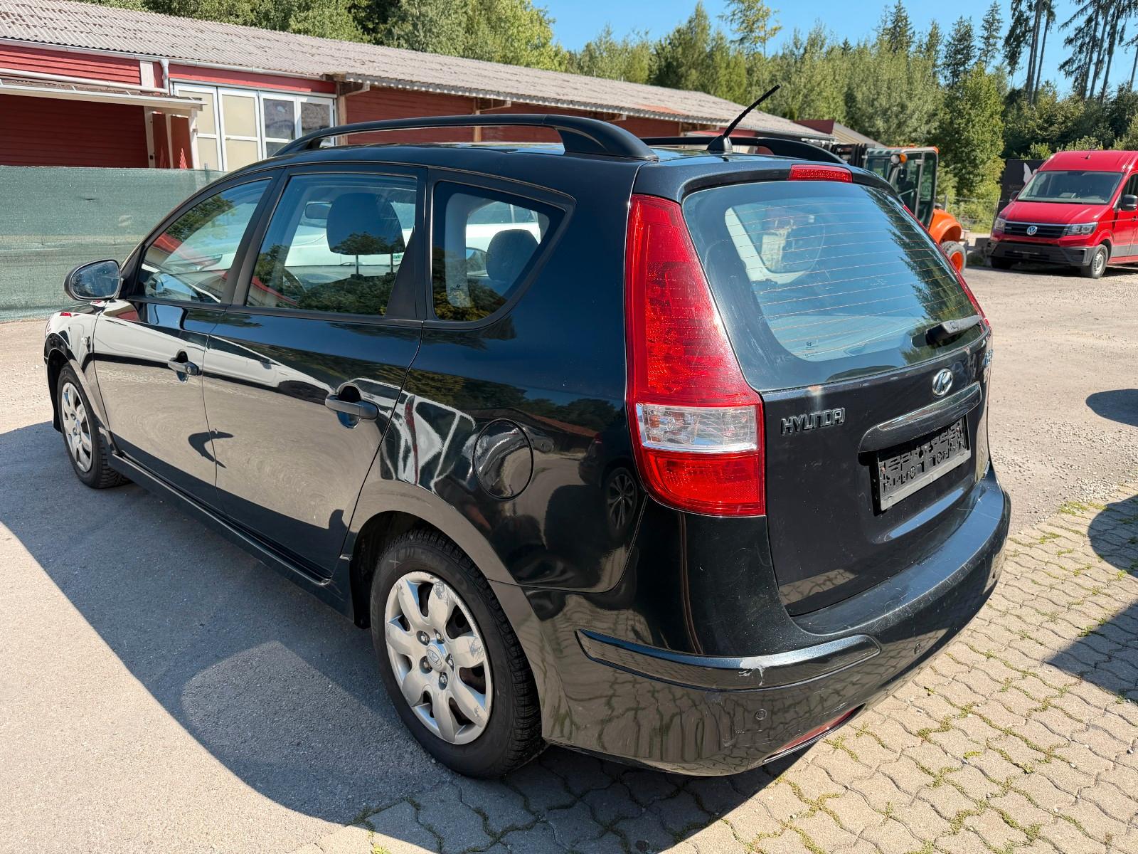 Hyundai i30 2010 — engine 1.582 cm³, 90 HP (66kW)