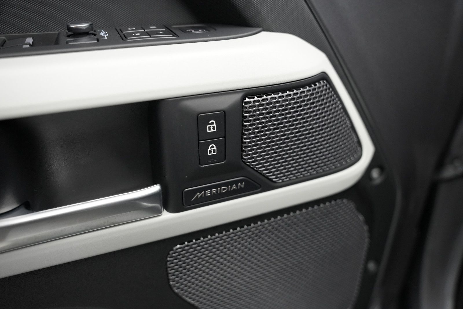 Fahrzeugabbildung Land Rover Defender 110 SE*Panorama*Meridian*360°KAM*Memory