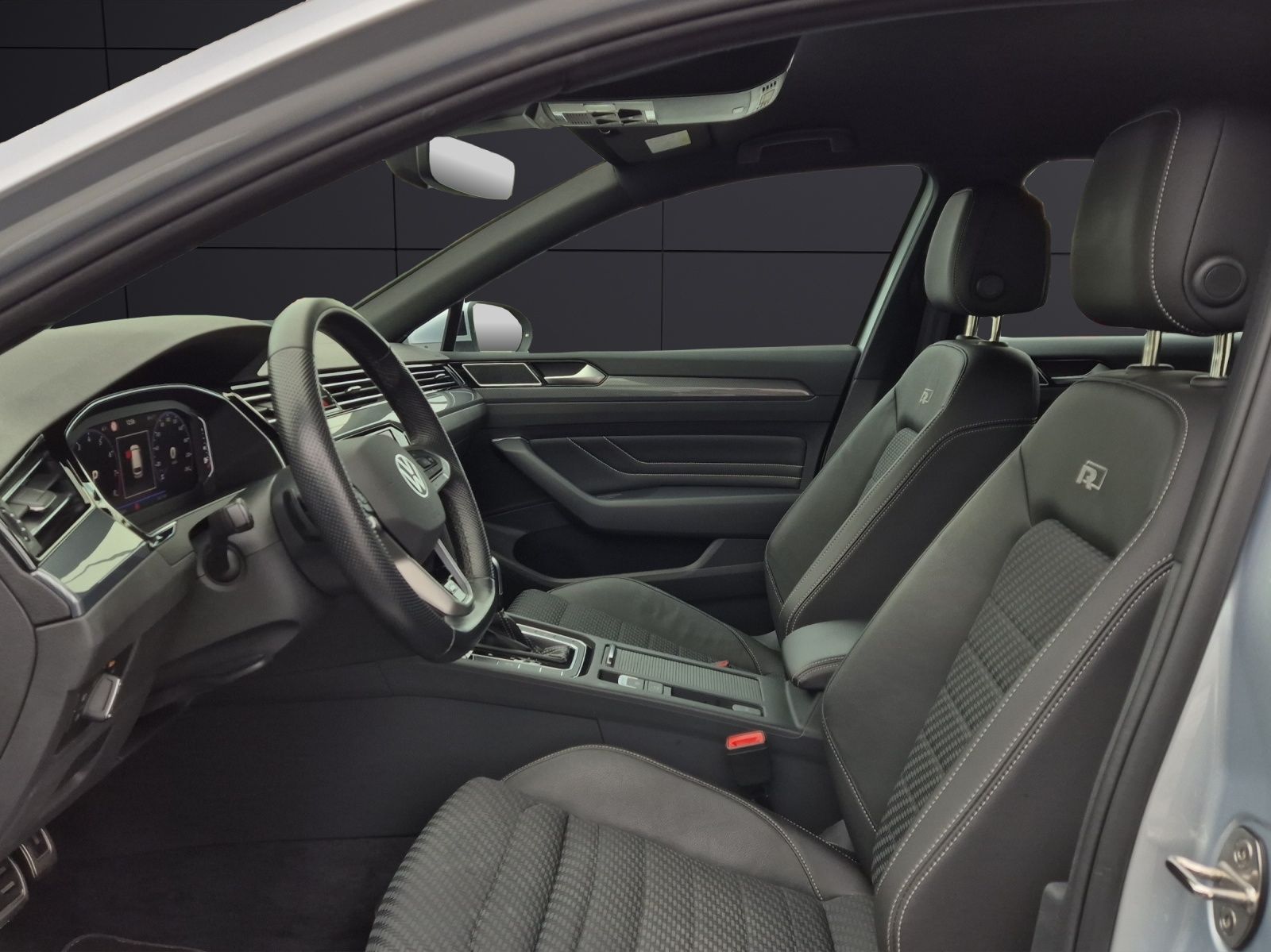 Fahrzeugabbildung Volkswagen Passat Variant TSI R-Line DSG Matrix Navi AID AC