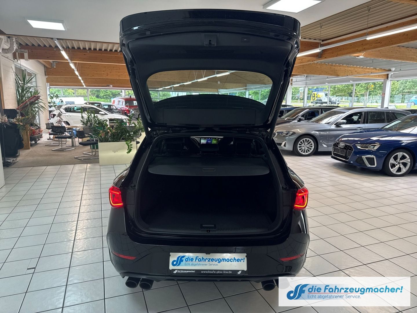 Fahrzeugabbildung SEAT Leon CUPRA Sportstourer VZ 4Drive 2.0 TSI LED Na