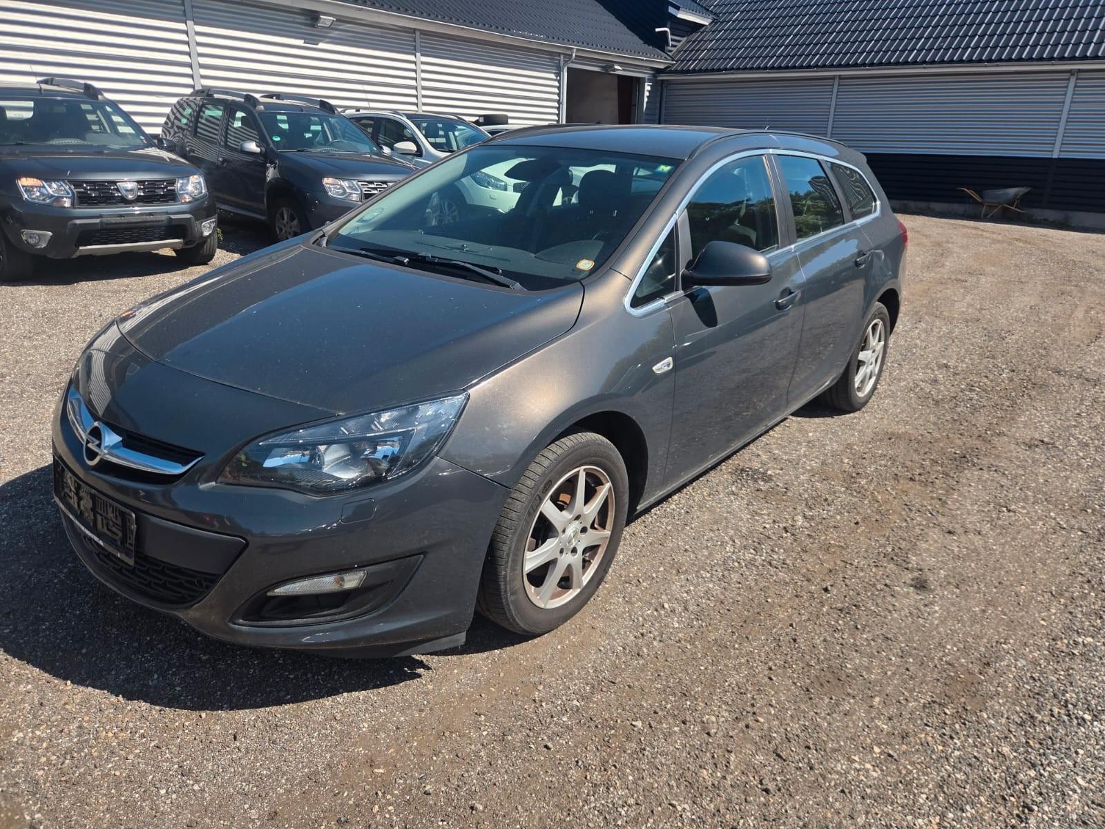 Opel Astra 2015 — rear view