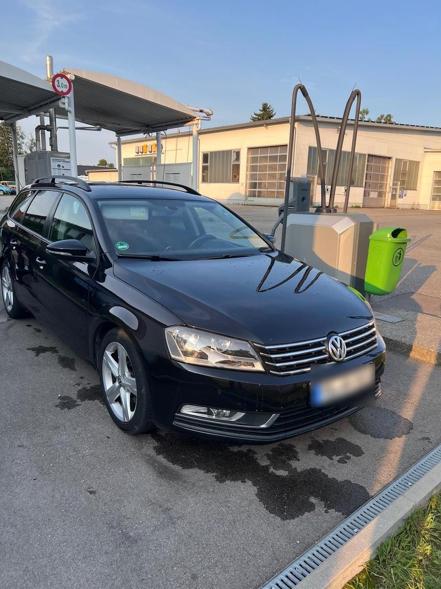 Volkswagen Passat 2011 — interior