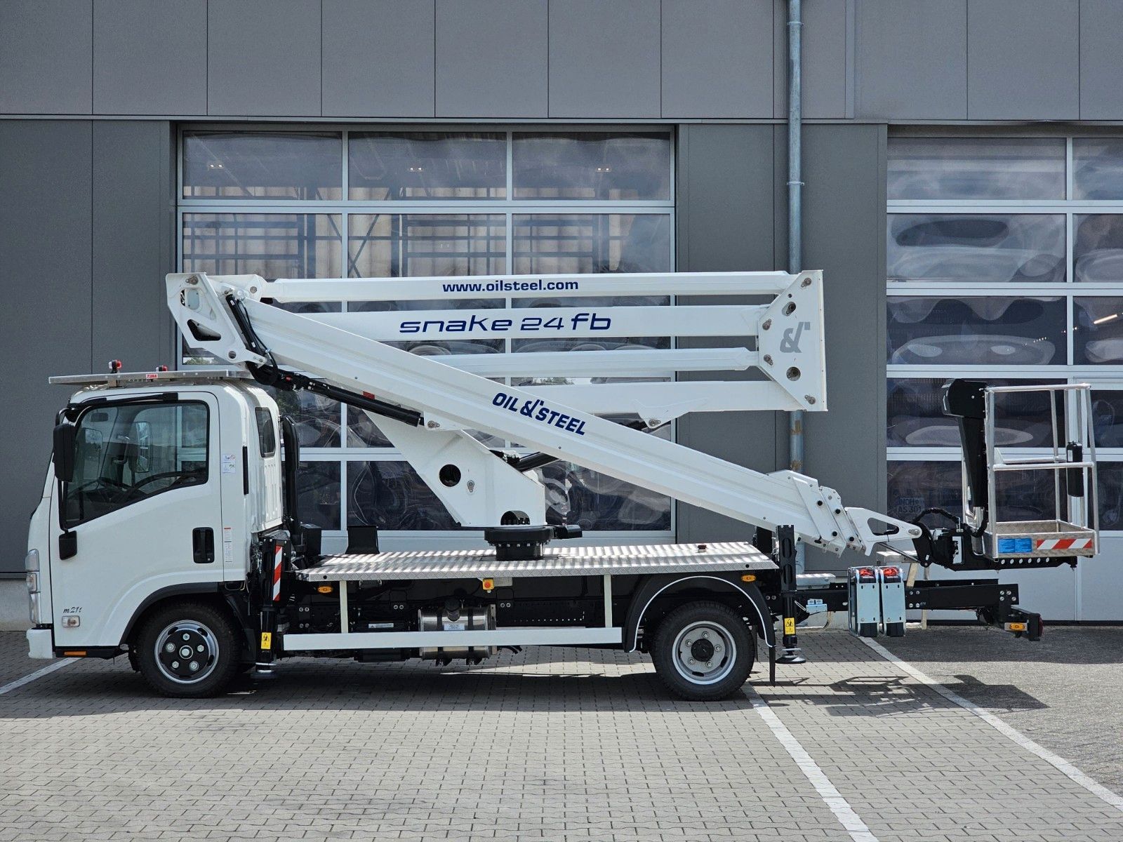 Fahrzeugabbildung Isuzu Teleskop-Bühne *24m* Strom,- Wasseranschluss