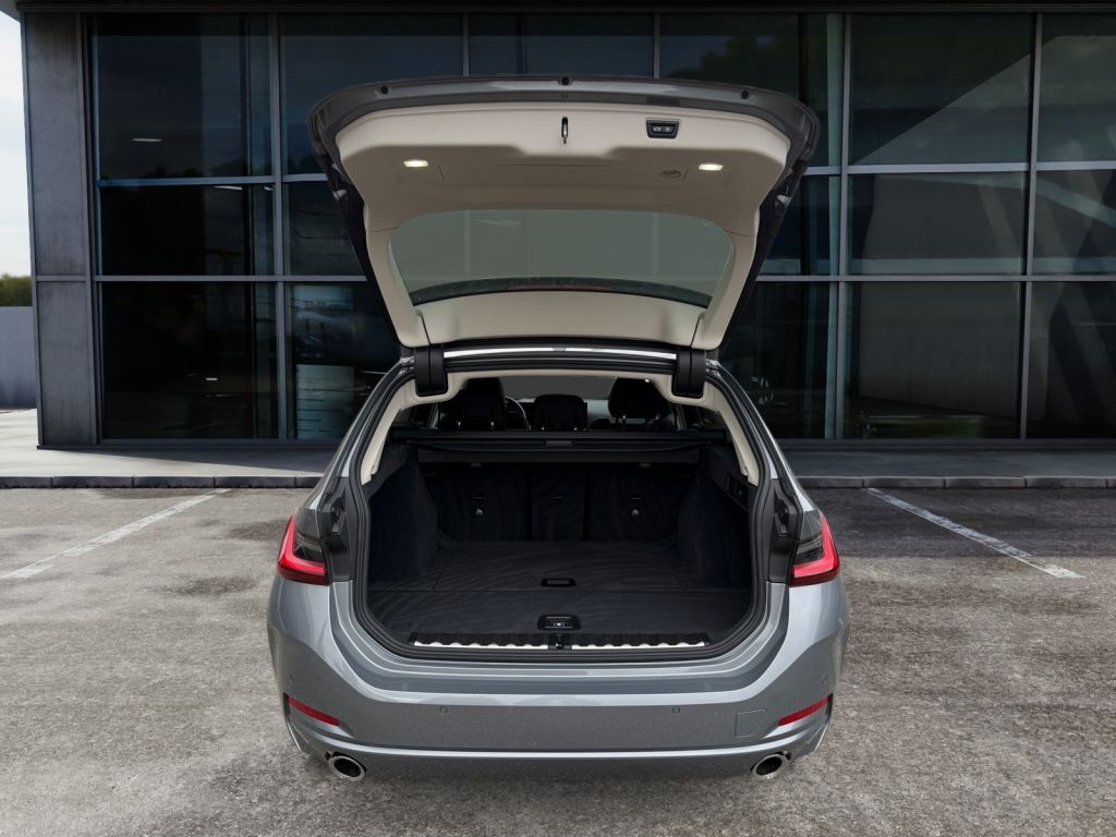 Fahrzeugabbildung BMW 320i Touring Aut.