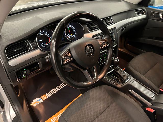 Skoda Superb Combi Exclusive *Xenon*PDC*Klima*DAB*Navi