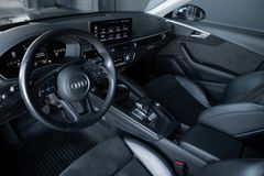 AUDI A4 Avant 45 TDI quattro Advanced*STHZ*HUD*AHK*17