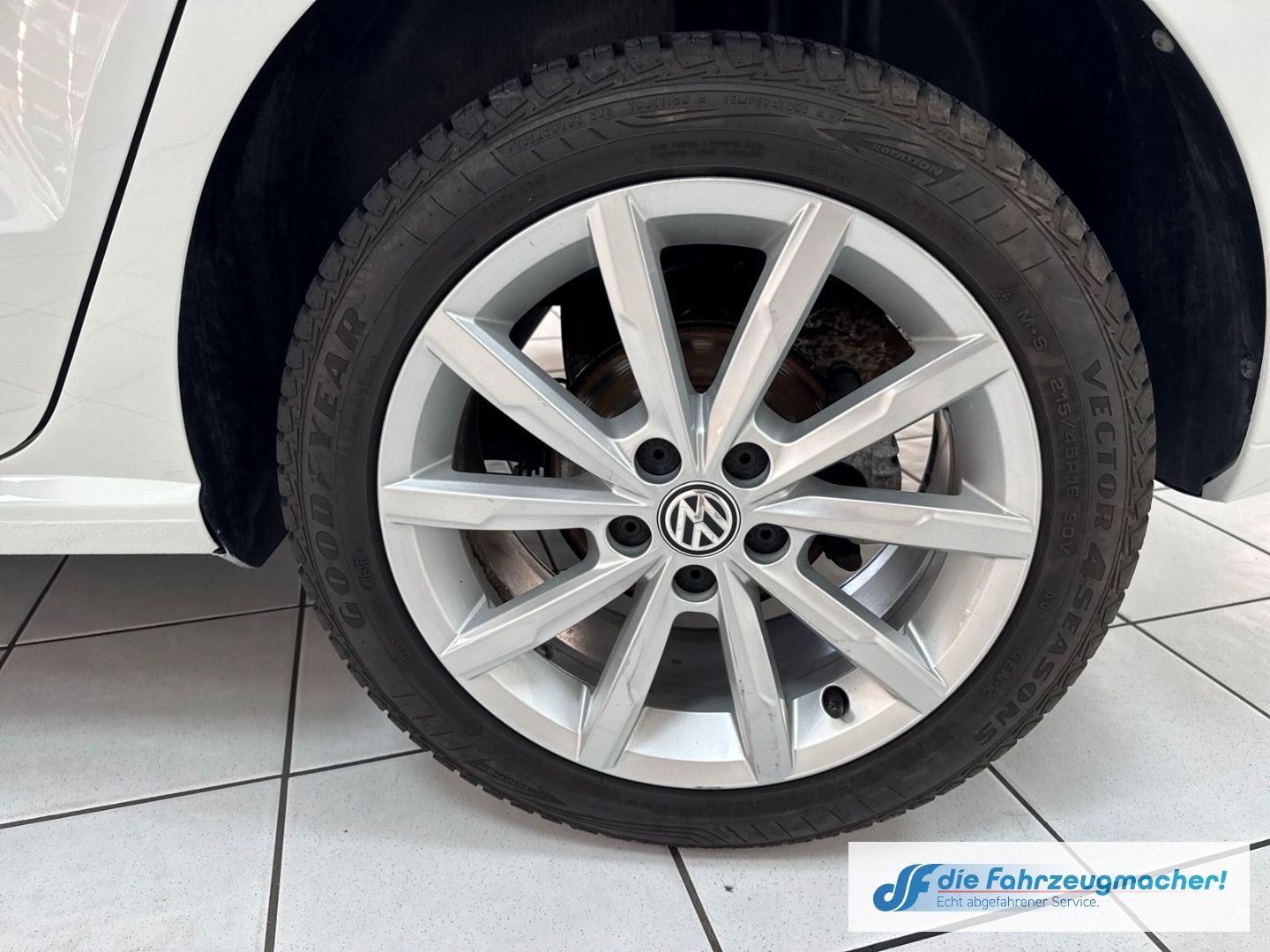 Fahrzeugabbildung Volkswagen Polo V Original 1.2TSI DSG Pano Kamera Navi LED