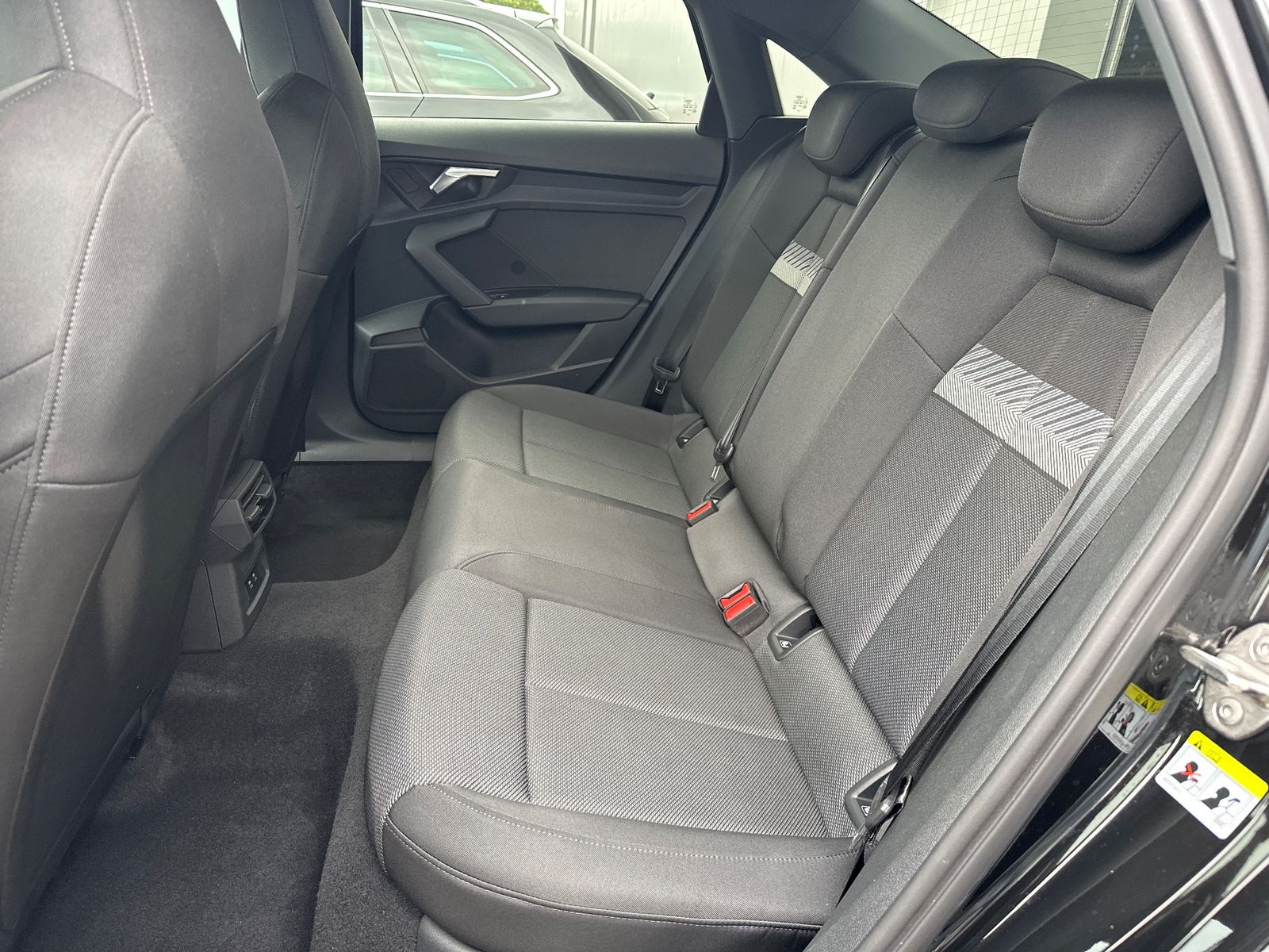 Fahrzeugabbildung Audi A3 Limousine 35 TDI S-Line NAV+LED+STHZ+18ZO+VC