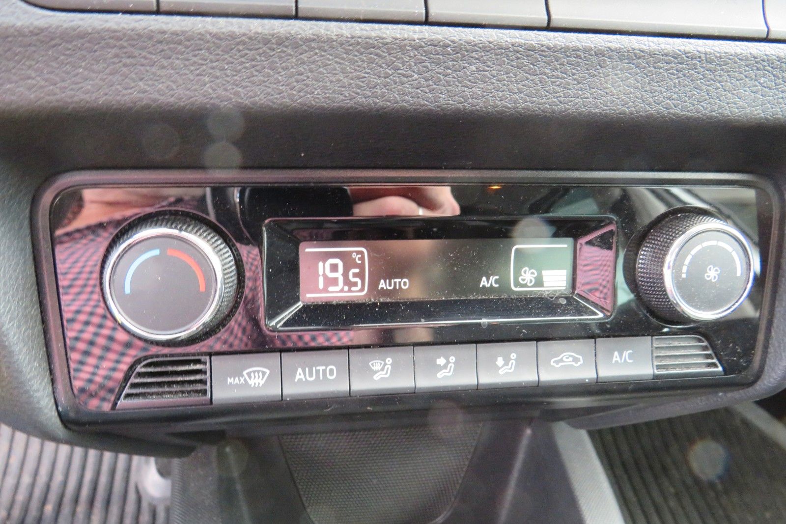 Fahrzeugabbildung SKODA Fabia Combi Ambition NAVI PDC GJ SITZH APP 1.HD