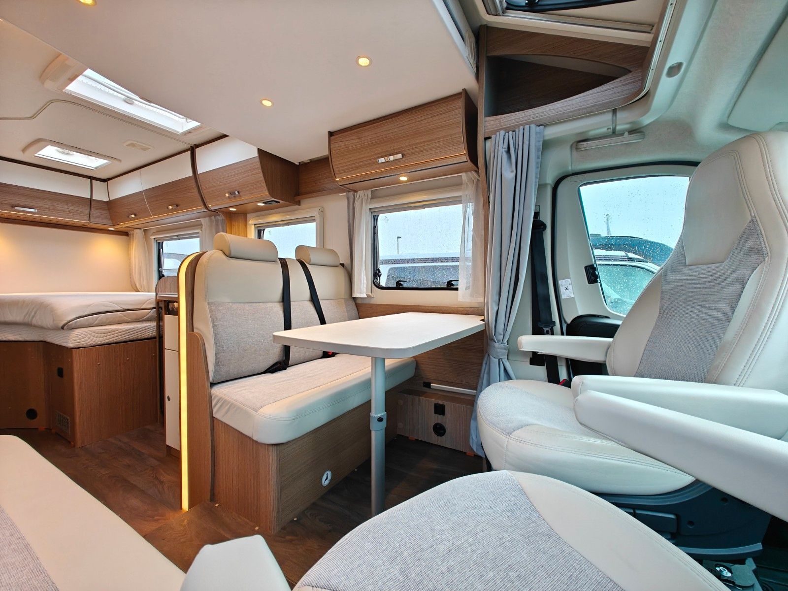 Fahrzeugabbildung Carado T-348 - Automatik, SAT, TV, 2x Solar, Hubbett -