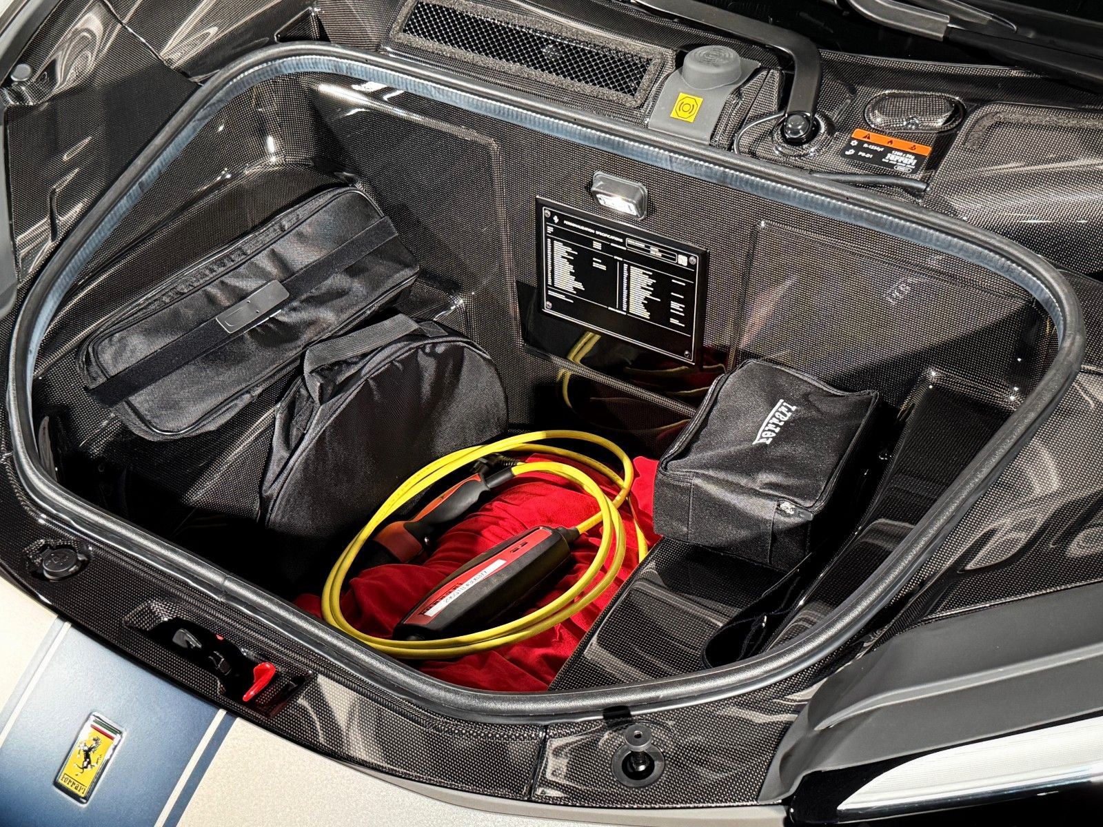 Fahrzeugabbildung Ferrari 296 GTB + Assetto Fiorano + Atelier + Allum. Opa