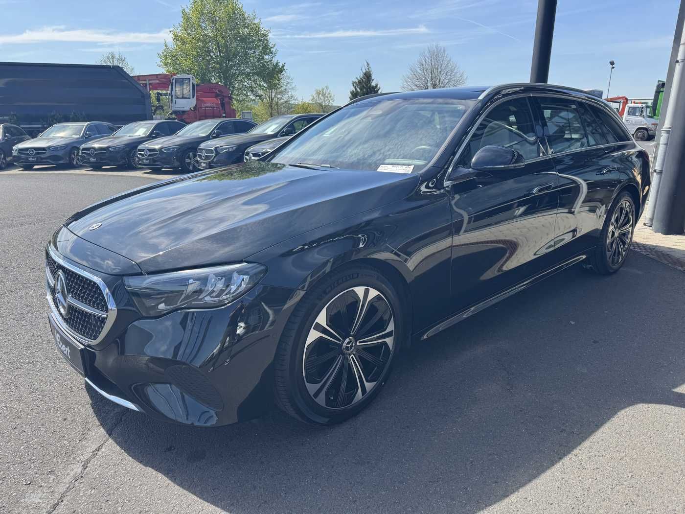 Fahrzeugabbildung Mercedes-Benz E 220 d Avantgarde+Pano+AHK+Distr+19Zoll+MBUX