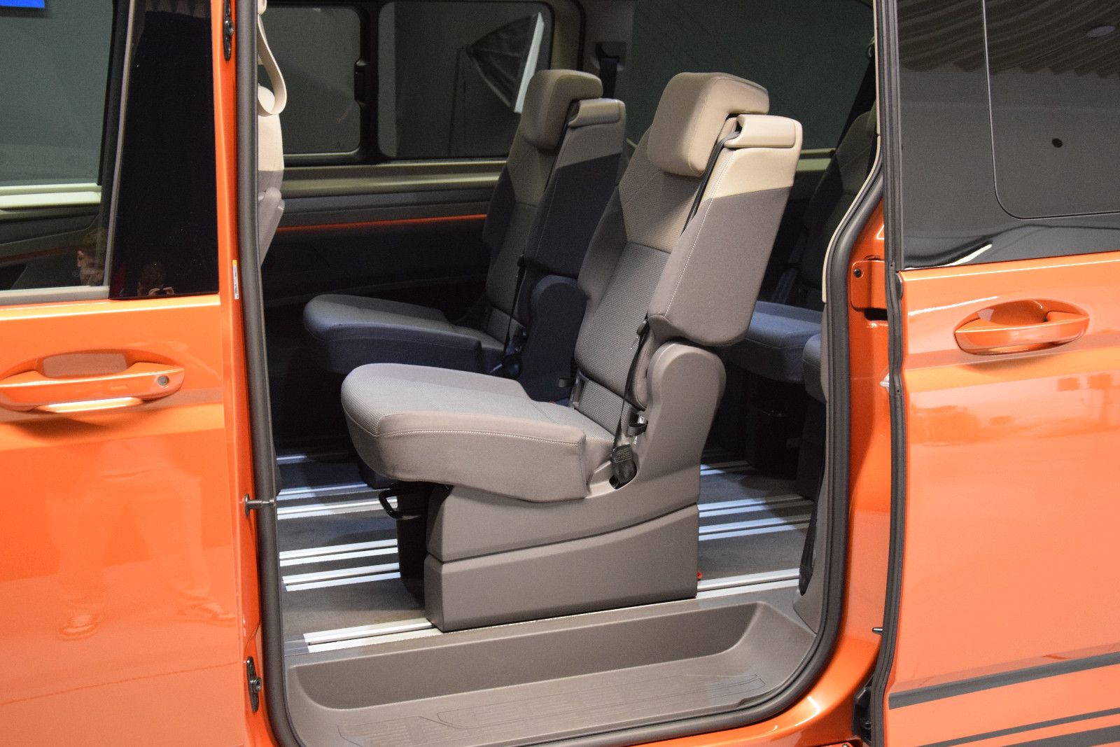 Fahrzeugabbildung Volkswagen T7 Multivan Edition lang Pano ACC vis-a-vis AHK