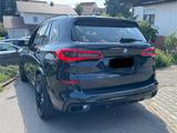 BMW X5 M50d LED SKY PANO AHK M PAKET HARMANN 22 Zoll - BMW X5 M50: Automatik