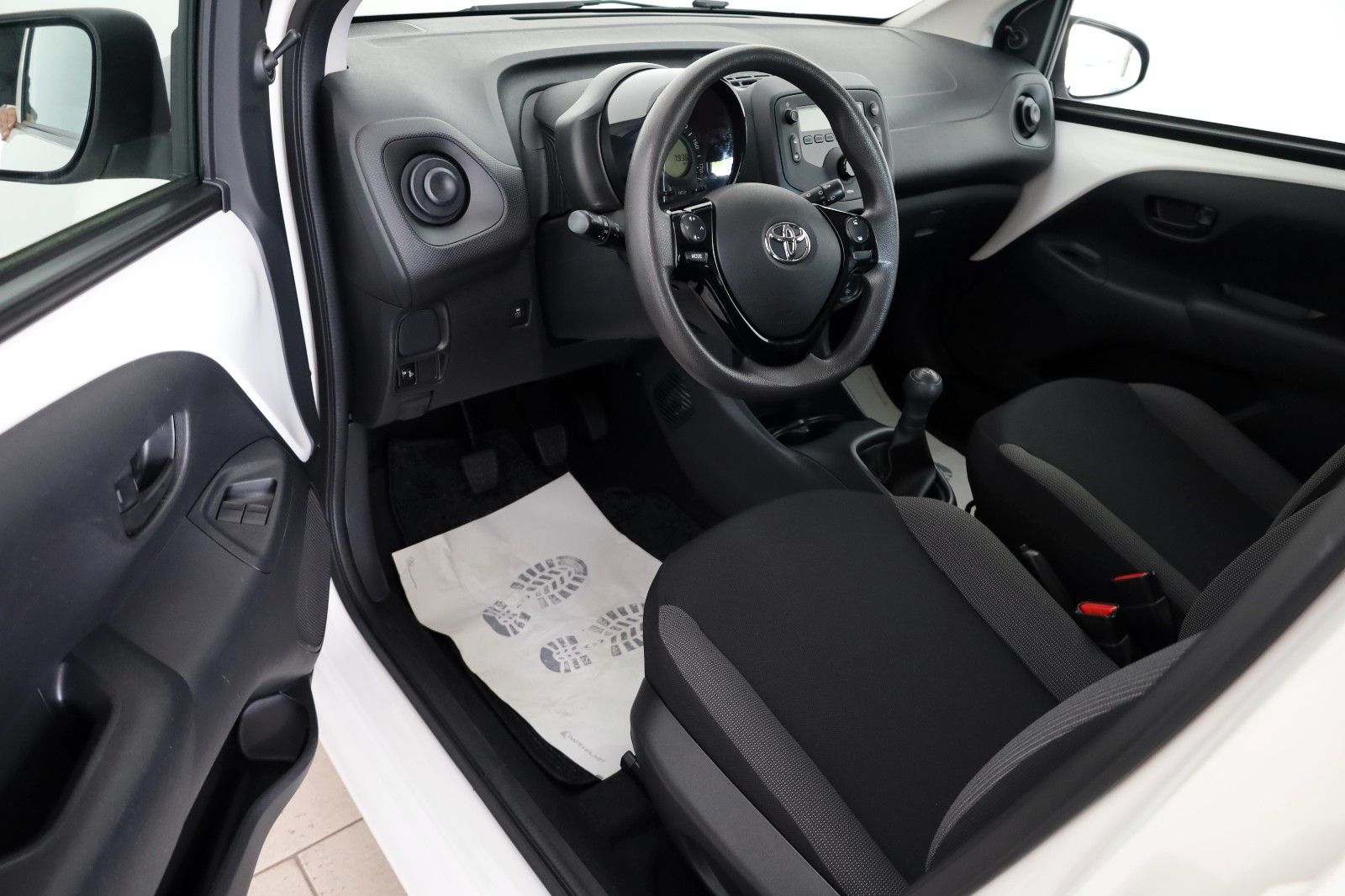 Fahrzeugabbildung Toyota Aygo AYGO x Modellpflege,Klima, 8 fach bereift!