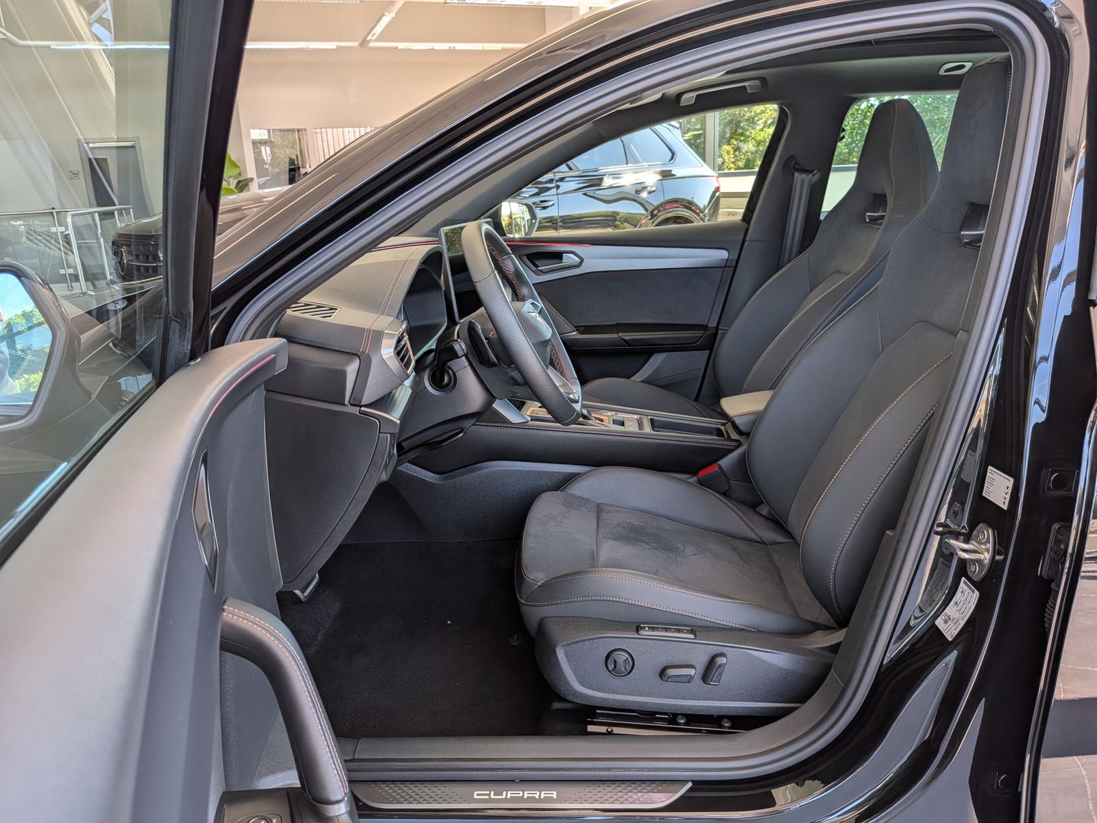 Fahrzeugabbildung CUPRA Leon 1.5 eTSI Dynamic-Edge-Paket Pano Cam AHK 18