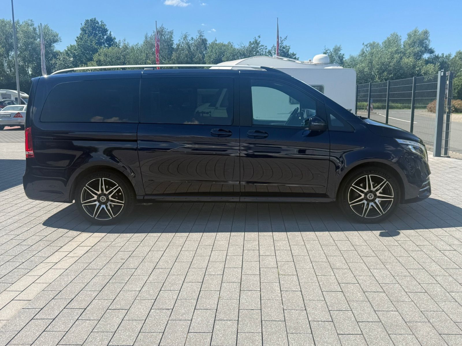 Fahrzeugabbildung Mercedes-Benz V 300d EDITION 4MATIC lang PANO AMG AHK 7-Sitzer