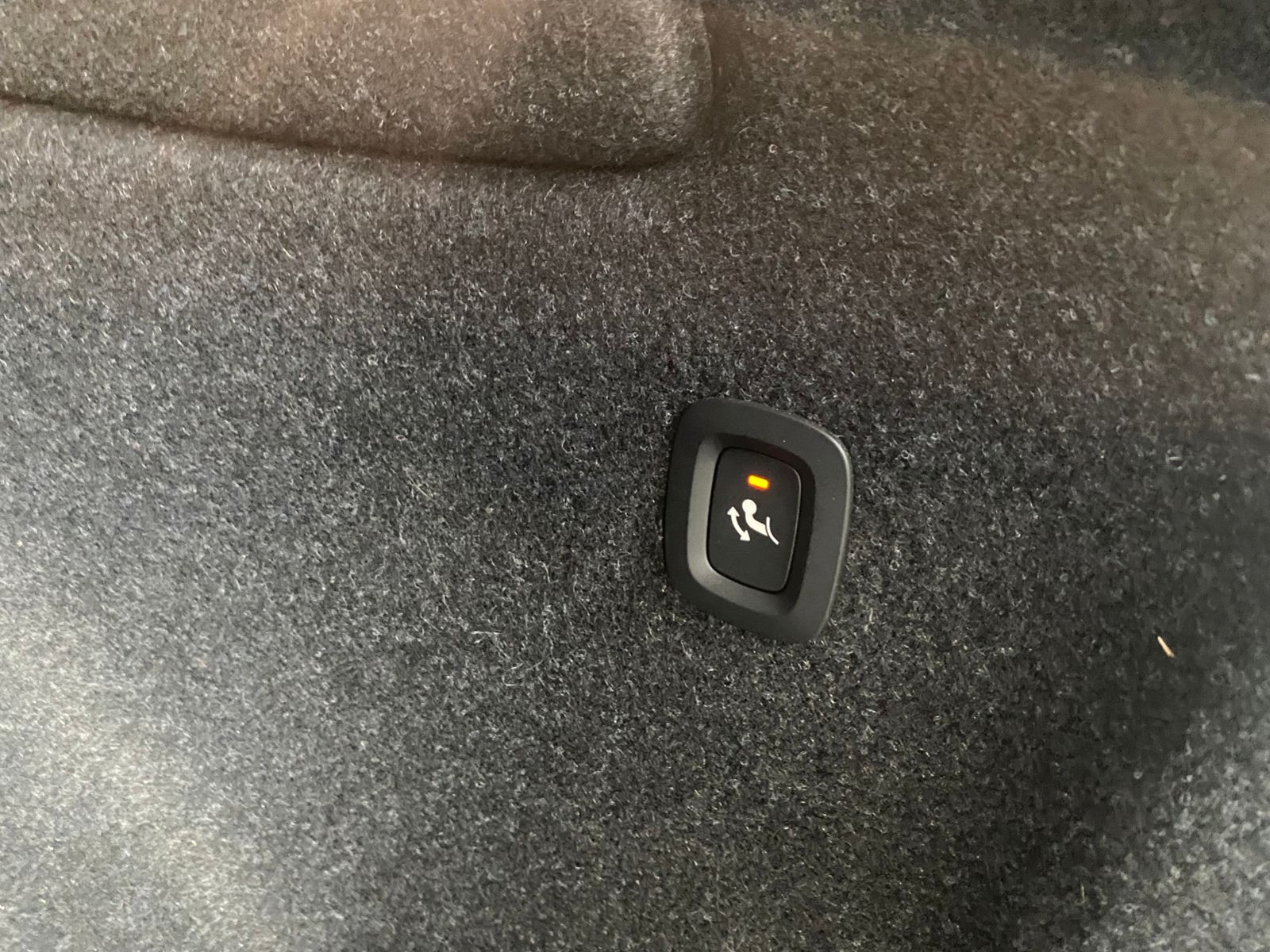 Fahrzeugabbildung Volvo XC40 R Design 2WD AHK LED NAV SHZ ALU