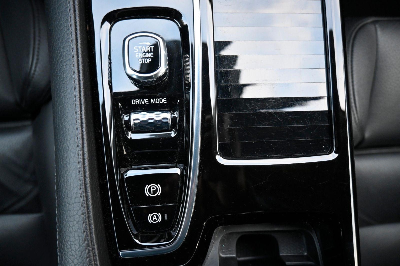 Fahrzeugabbildung Volvo V60 T8 AWD Inscription*LED*HUD*PANO*CAM*PDC*STHZ