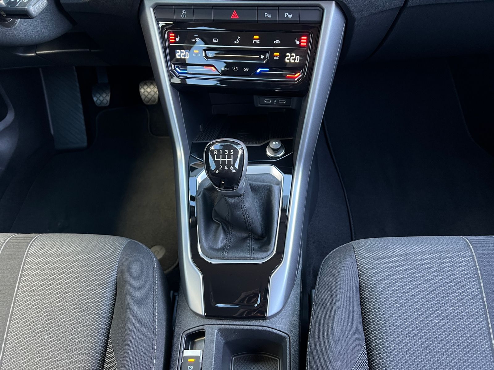 Fahrzeugabbildung Volkswagen T-Roc Life 1.0 TSI *AHK, LED, App-Connect, 16'-L
