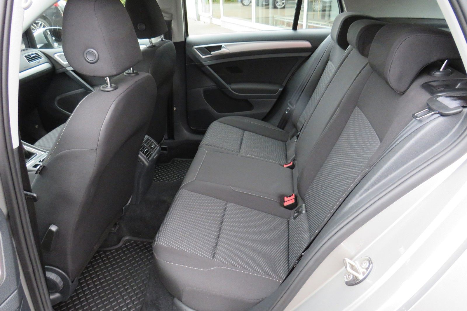 Fahrzeugabbildung Volkswagen Golf VII LIM. SITZH. TELVOR 8-FACH 4T. PDC 1.HD