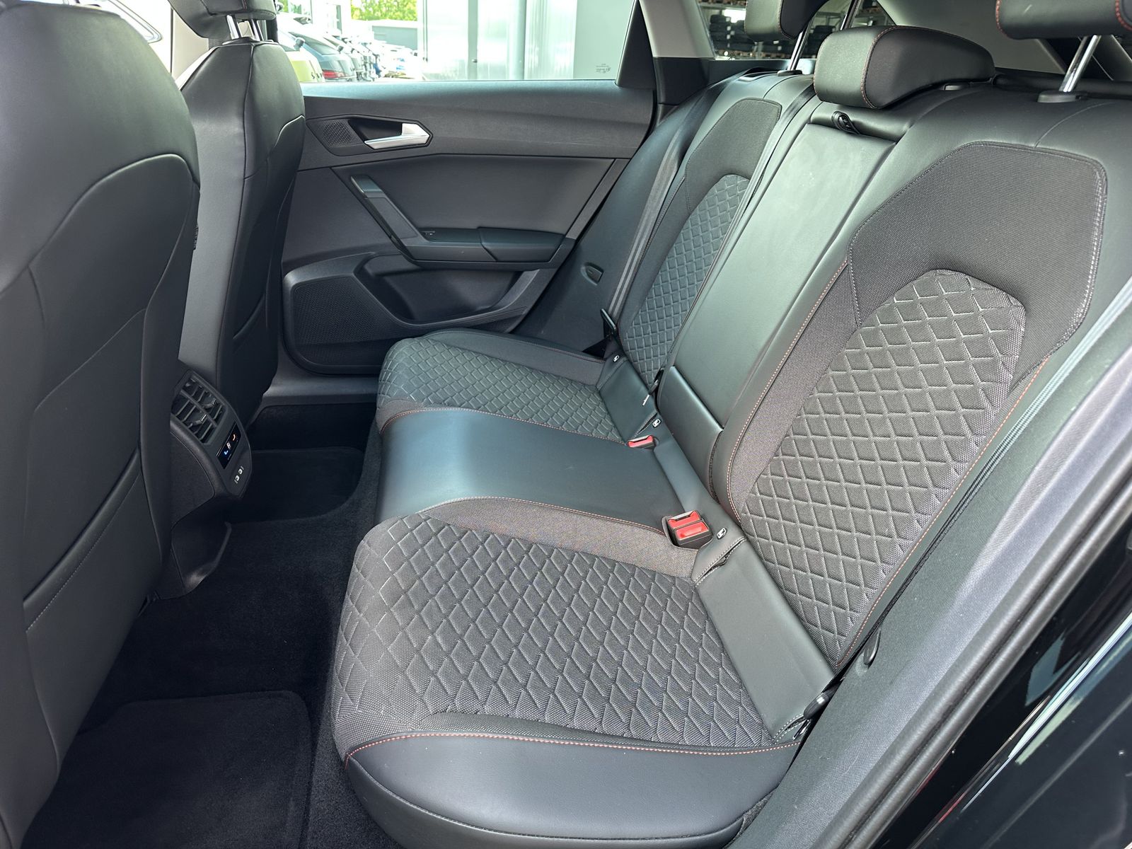Fahrzeugabbildung SEAT Leon Sportstourer 2.0 TDI FR NAV+LED+V-COCK+PLA
