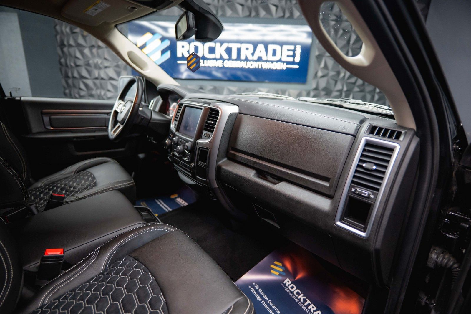 Fahrzeugabbildung Dodge RAM 3.6 V6 4x4 OFFROAD BLACK EDITION *LED*6Sitze