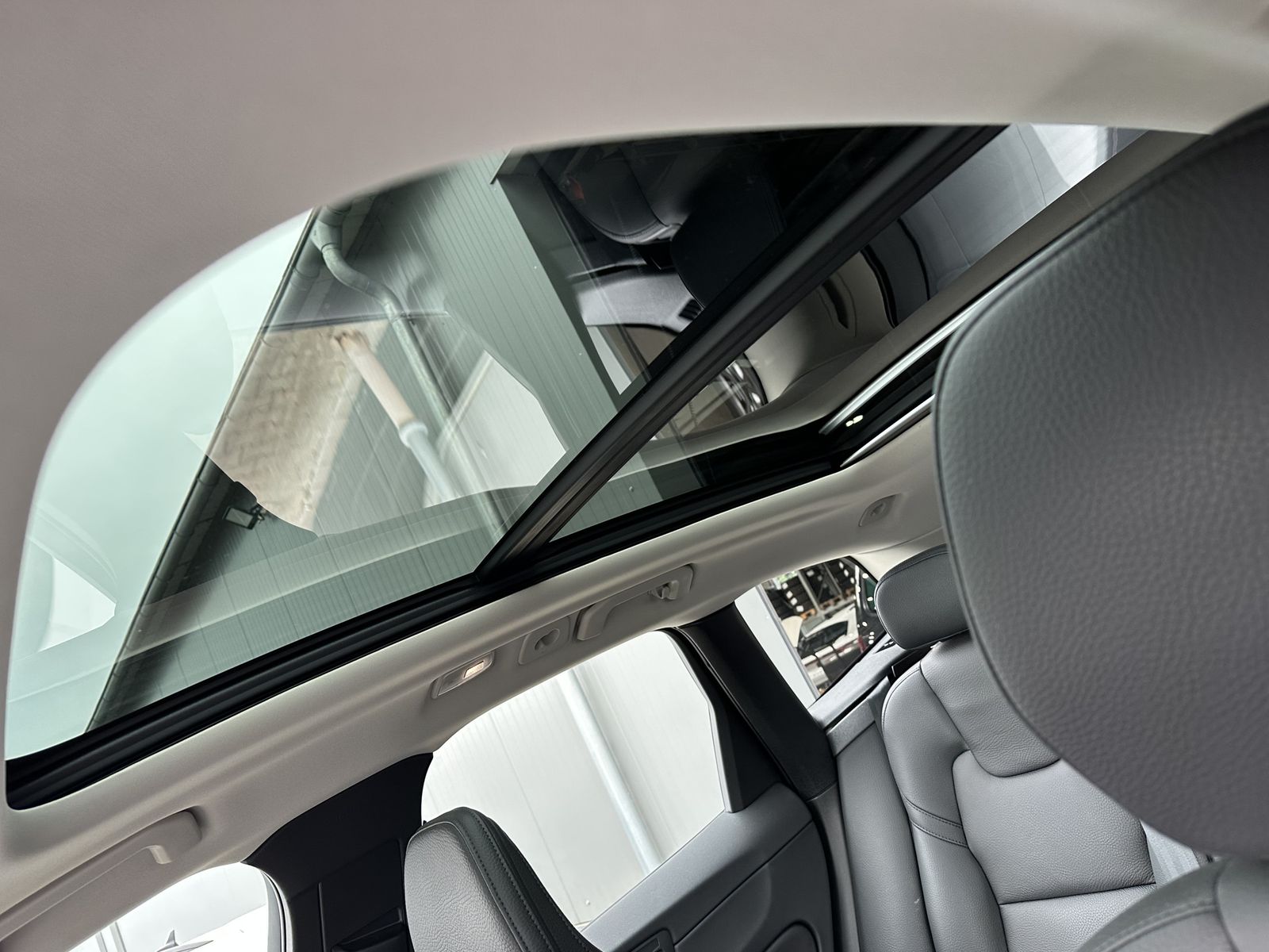 Fahrzeugabbildung Volvo XC60 B4 AWD Plus Dark NAV+LED+ACC+AHK+PANO+VCOCK